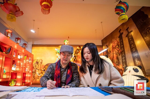 熊彪和女儿熊倩男一起整理研究熊文栋的手稿 记者叶卫东 摄.jpg