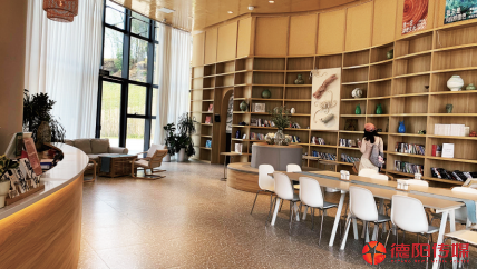 万佛共富农事服务中心飘着咖香的书吧，这里是村民活动场所，也是农旅融合平台。德阳传媒记者 王三春 摄.png