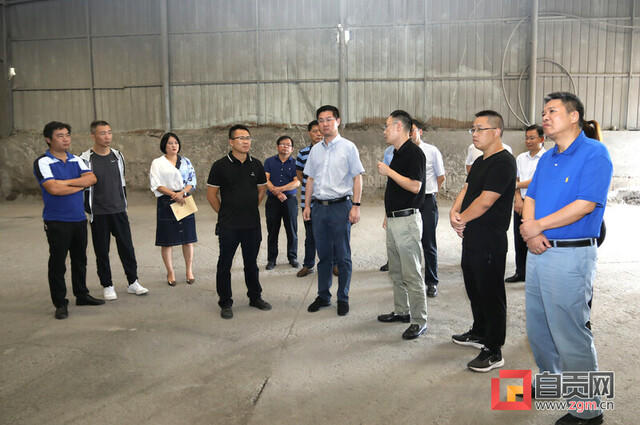 曾洪扬在富顺县洪权免烧砖厂调研督导